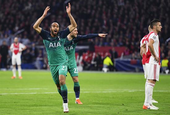 Lucas Moura celebra gol contra Ajax