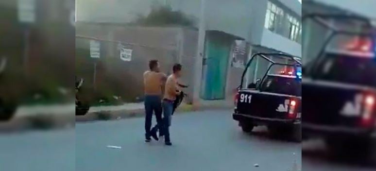 Ebrio quita arma a policía y lo ataca 