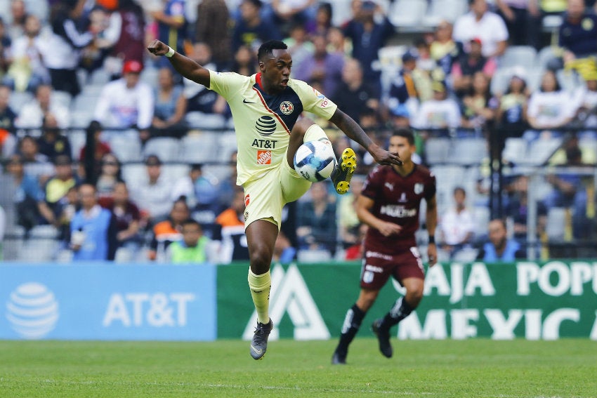 Ibarra alcanza a controlar un balón en un partido de Liga MX 