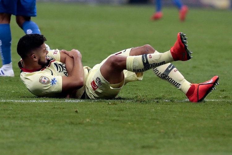 Bruno Valdez se duele en el terreno de juego del Azteca