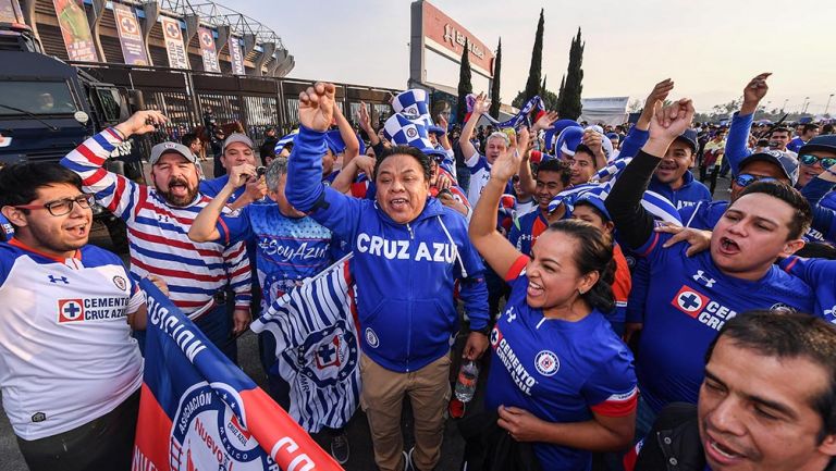 Afición de Cruz Azul se prepara para apoyar a su equipo