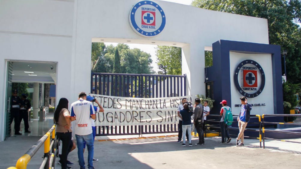 Aficionados de Cruz Azul muestran mantas afuera de La Noria 