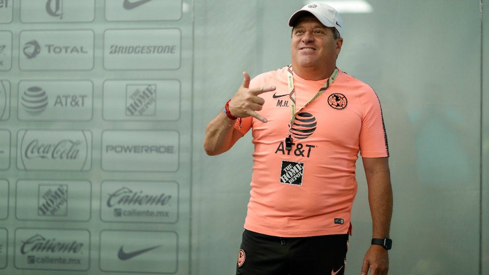 Miguel Herrera sonríe previo a encuentro entre Cruz Azul y América 