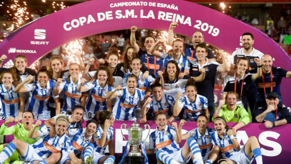 Jugadoras de la Real Sociedad festejan título