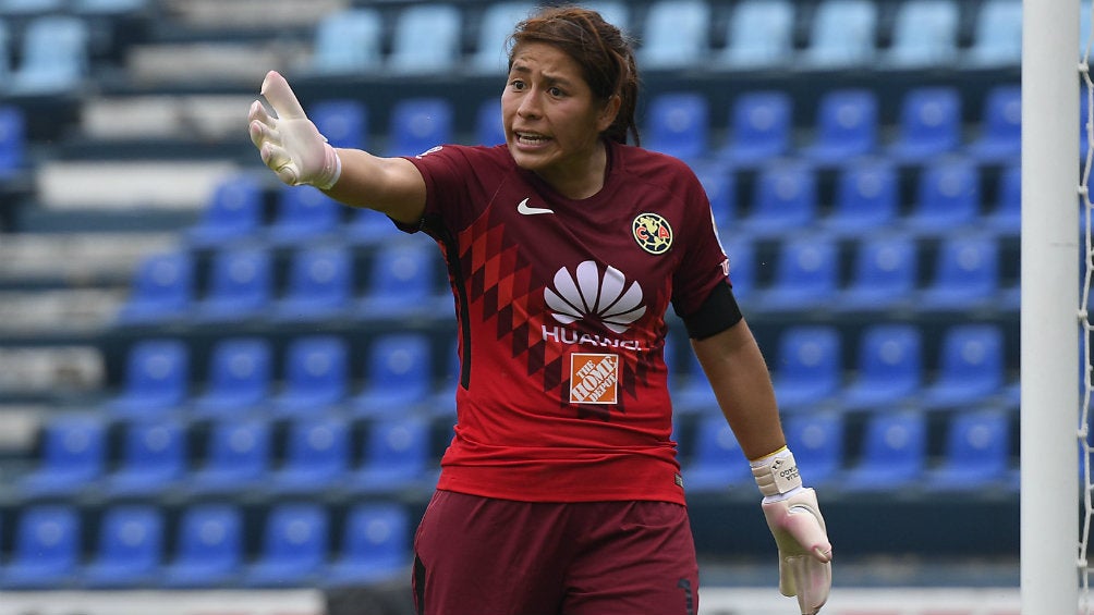 Ceclia Santiago durante un juego del América Femenil