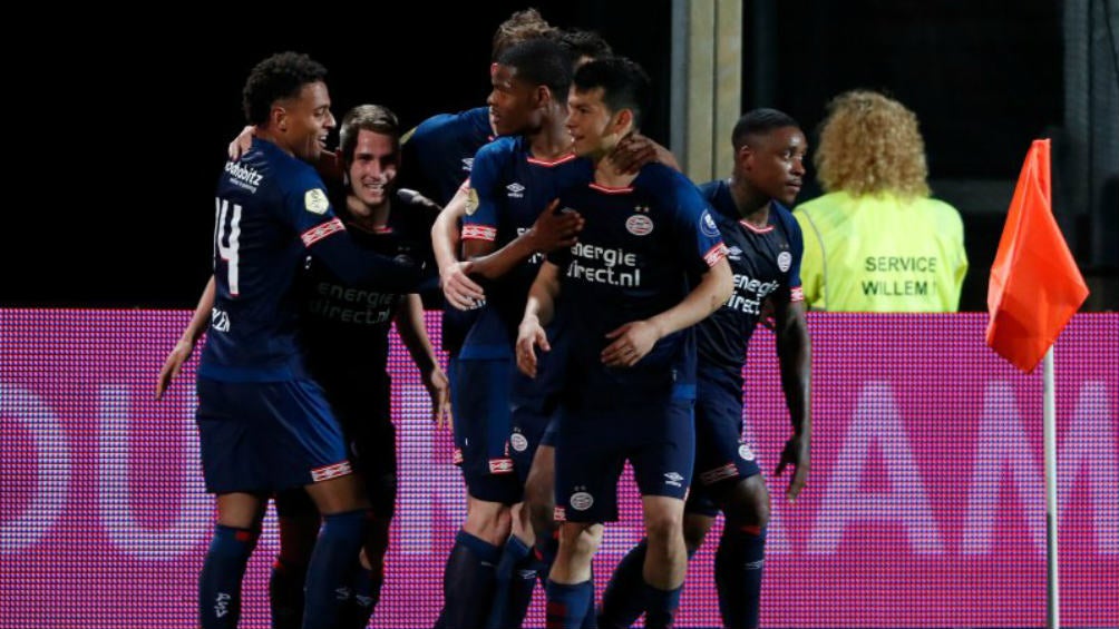 Jugadores del PSV festejan un gol