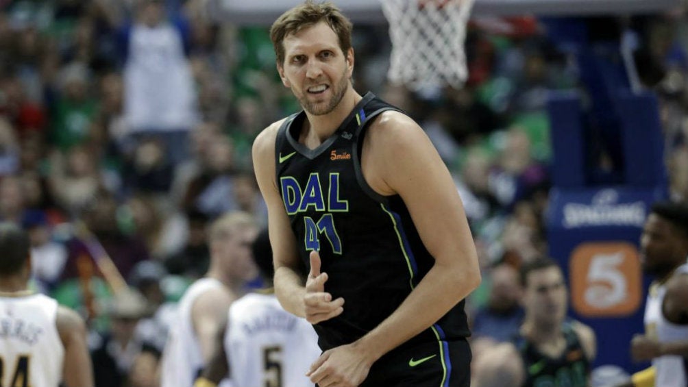 Dirk Nowitzki durante un juego de los Mavericks