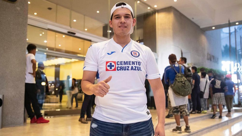 Uno de los seguidores de Cruz Azul en el hotel de concentración 