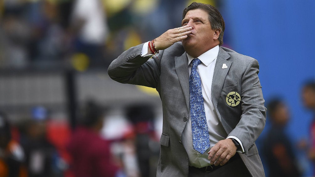 Miguel Herrera le manda un beso a la tribuna