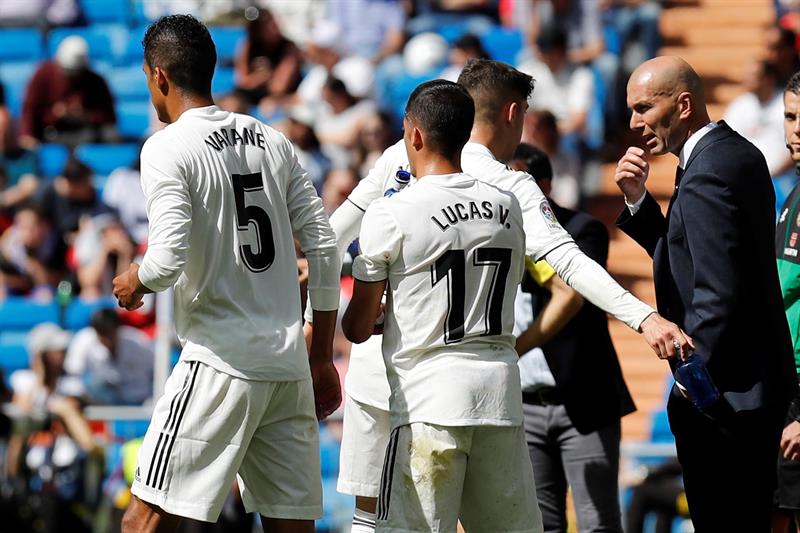 Zidane habla con sus jugadores en el duelo vs Villarreal 