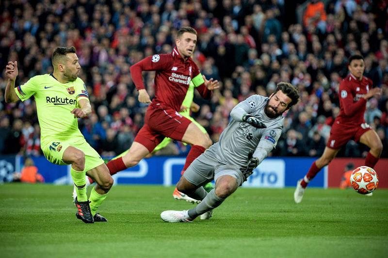 Jordi Alba dispara a gol en el juego frente al Liverpool