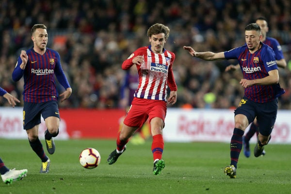 Griezmann conduce un balón en un encuentro ante el Barcelona