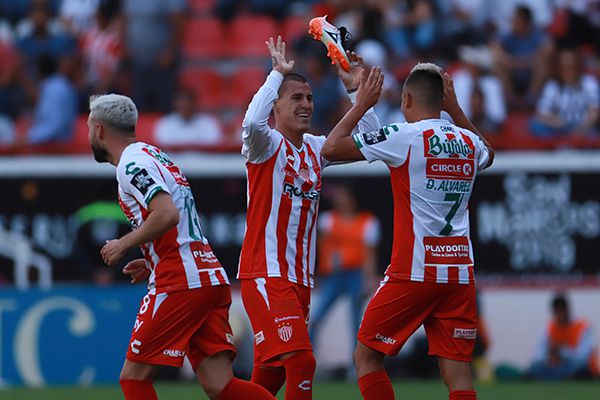 Calderón y otros jugadores de Necaxa en plena celebración 