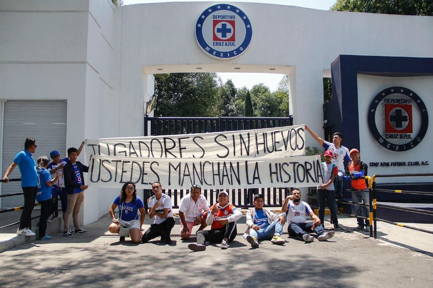 Seguidores de Cruz Azul presentan mantas afuera de las instalaciones 