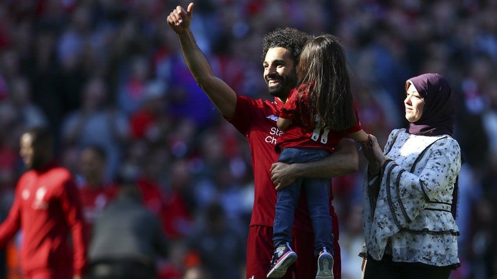 Mohamed Salah y su hija Makka en el Estadio Anfield 