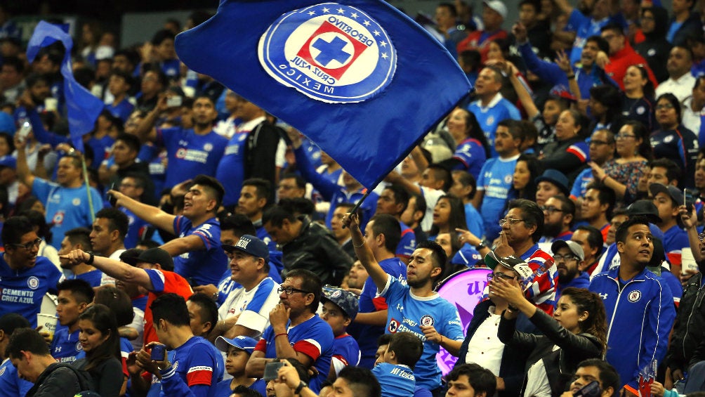 Afición de Cruz Azul alienta a su equipo en duelo vs Querétaro