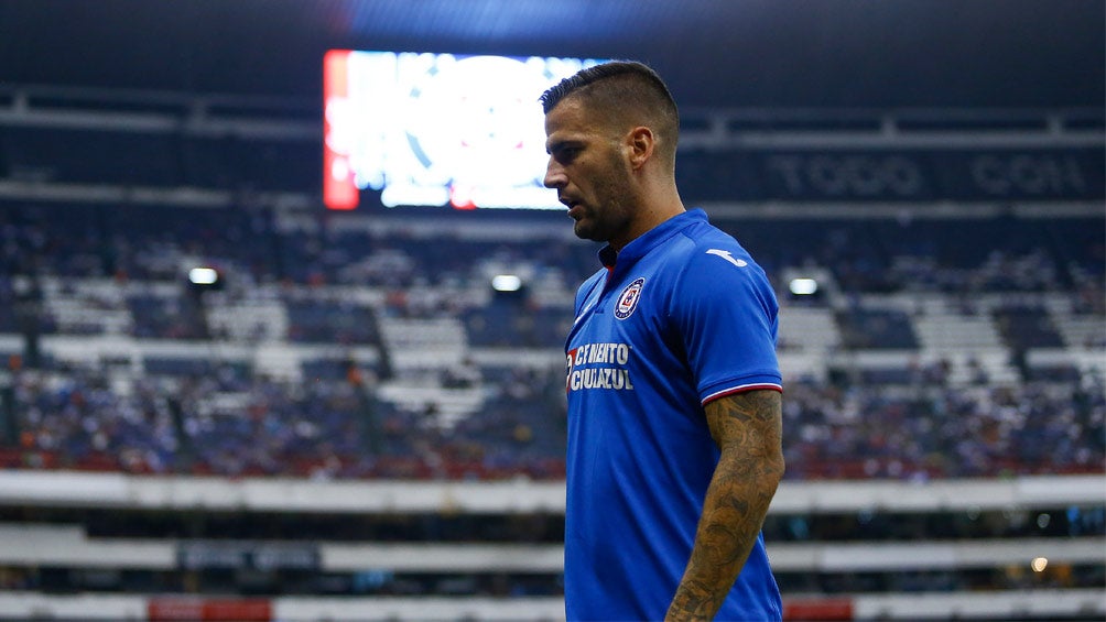 Édgar Méndez, durante un juego con Cruz Azul en el Azteca