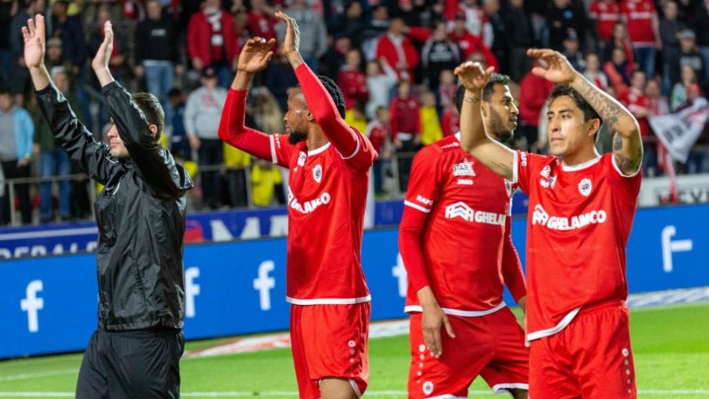 Omar Govea y sus compañeros celebran tras un partido