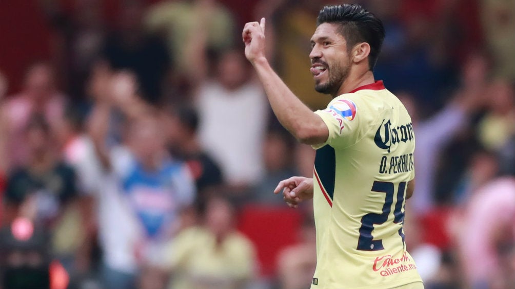 Oribe Peralta durante un partido del América