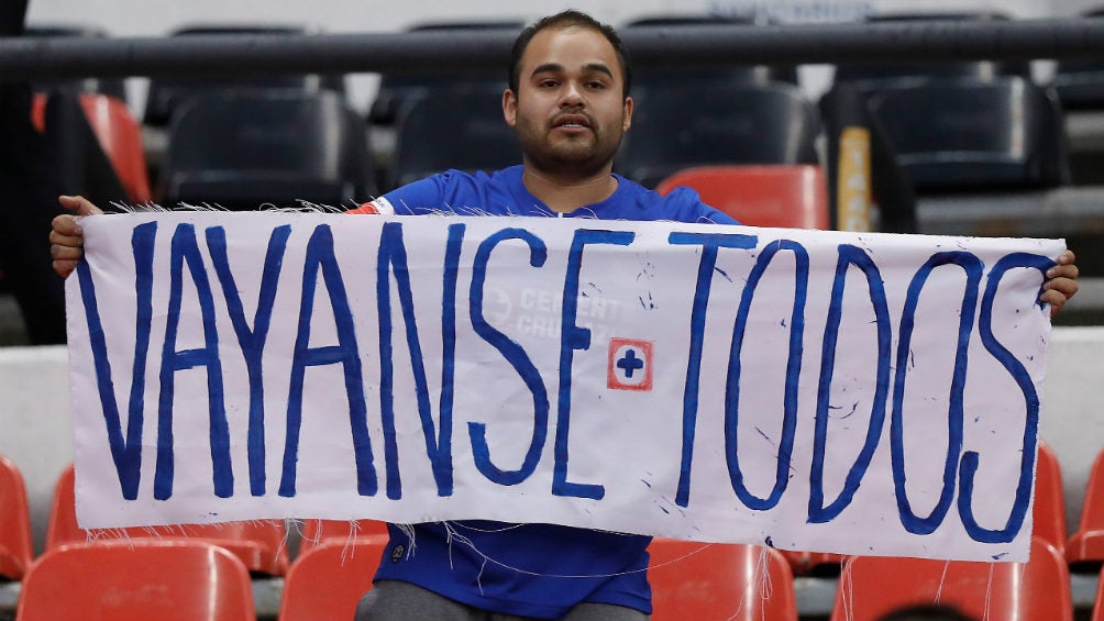 Una aficionado del Cruz Azul protesta con una manta