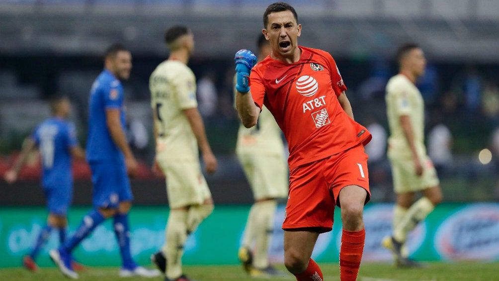 Agustín Marchesín celebra el triunfo de América sobre Cruz Azul