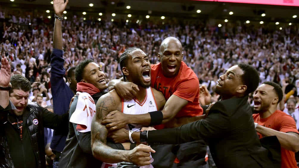 Kawhi Leonard celebra su épica anotación