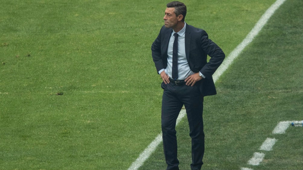 Pedro Caixinha durante un juego del Cruz Azul