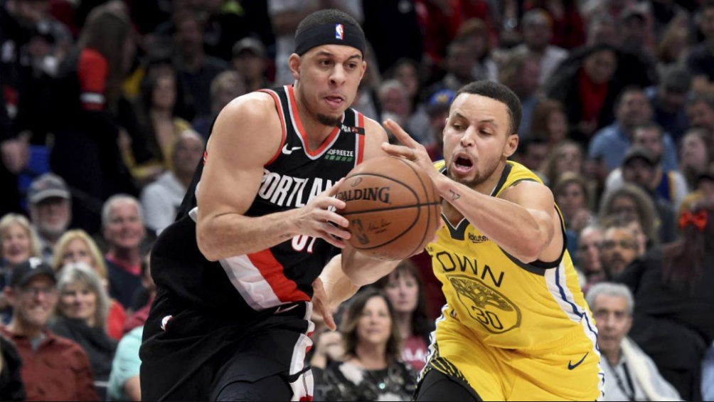 Seth y Stephen Curry durante un duelo entre Warriors y Blazers