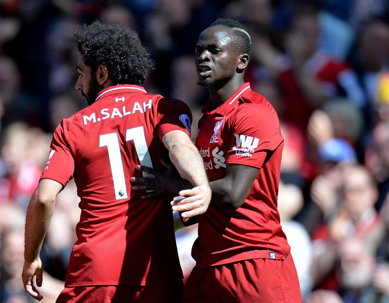 Salah y Mané durante el partido del Liverpool