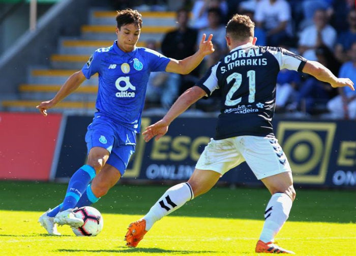 Oliver controla el balón en el partido