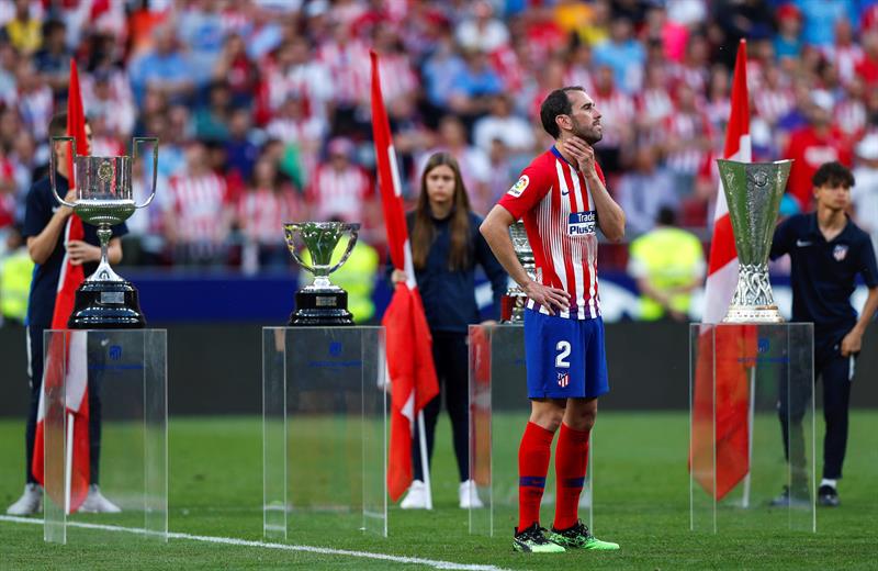 Godín observa el video de despedida que le hizo el Atleti