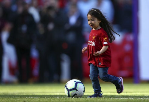 Makka conduce un balón en el Anfield