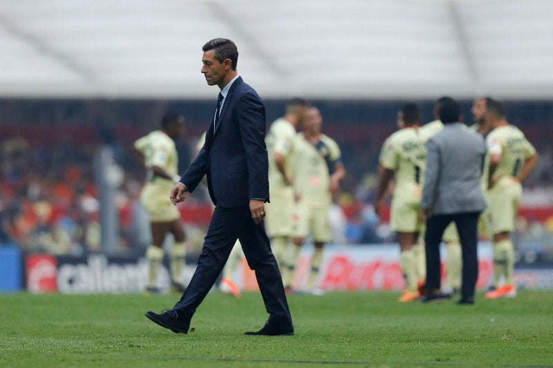 Pedro Caixinha durante un partido de Cruz Azul