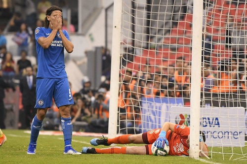 Marchesín ataja el que pudo ser el gol de la victoria de Cruz Azul