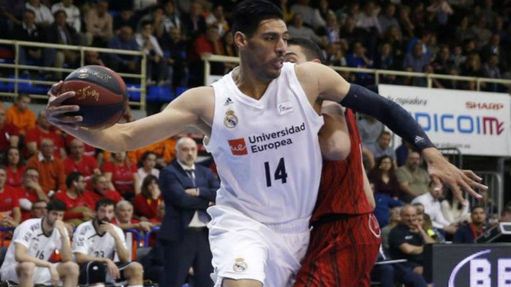 Ayón, durante un partido con el Real Madrid