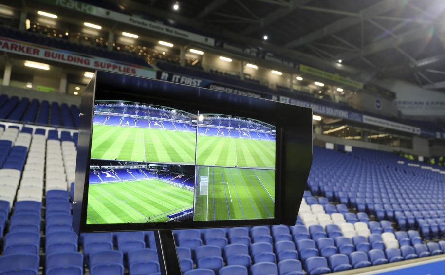 Pantalla del VAR en un estadio