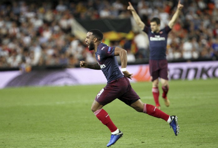 Lacazette festeja gol contra Valencia