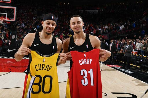 Seth (izquierda) y Steph Curry (derecha) antes del concurso de triples 