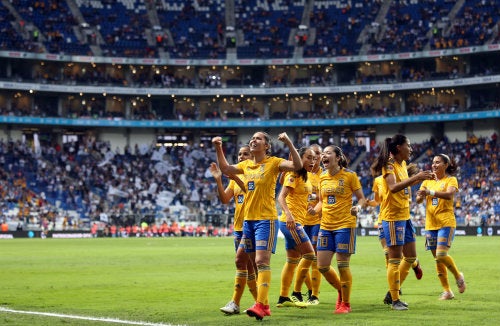 Tigres celebra su anotación frente a las Rayadas