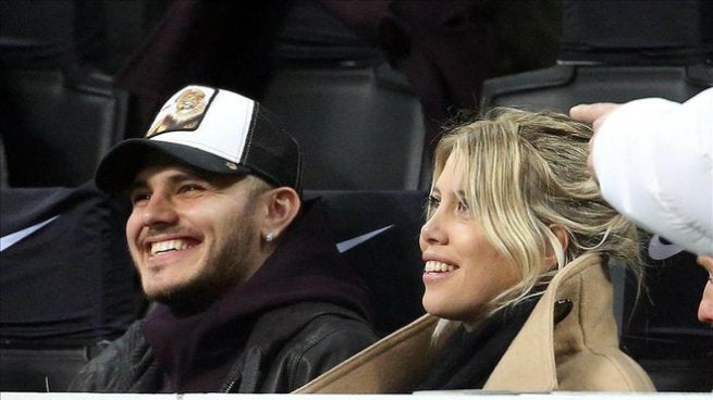 Icardi y Wanda Nara observan un partido