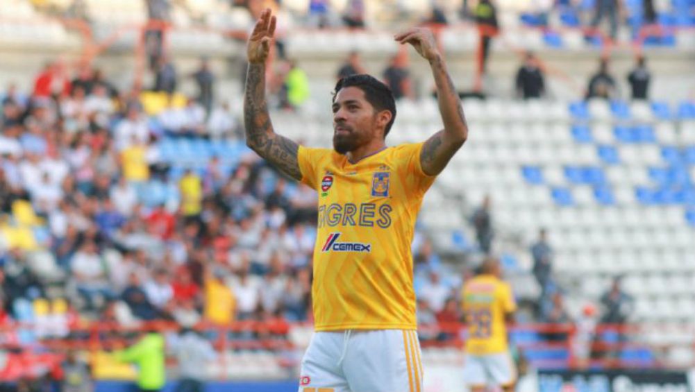 Aquino en un partido con Tigres 