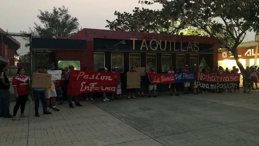 Manifestantes en las afueras del Pirata Fuente