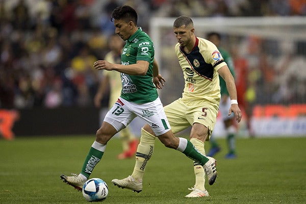 Mena conduce el balón en juego contra León