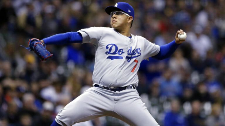 Urías lanza pelota en encuentro de Dodgers