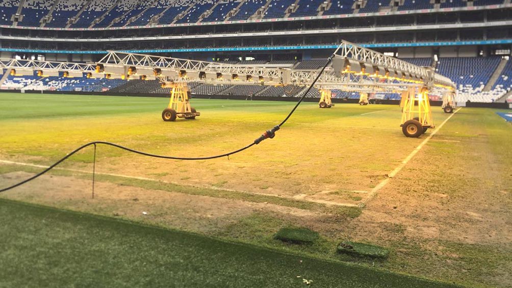 La cancha está siendo tratada con lámparas