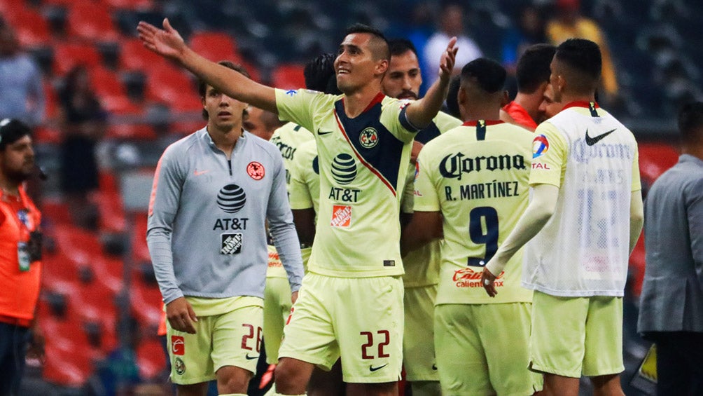 Paul Aguilar celebra un gol con el América