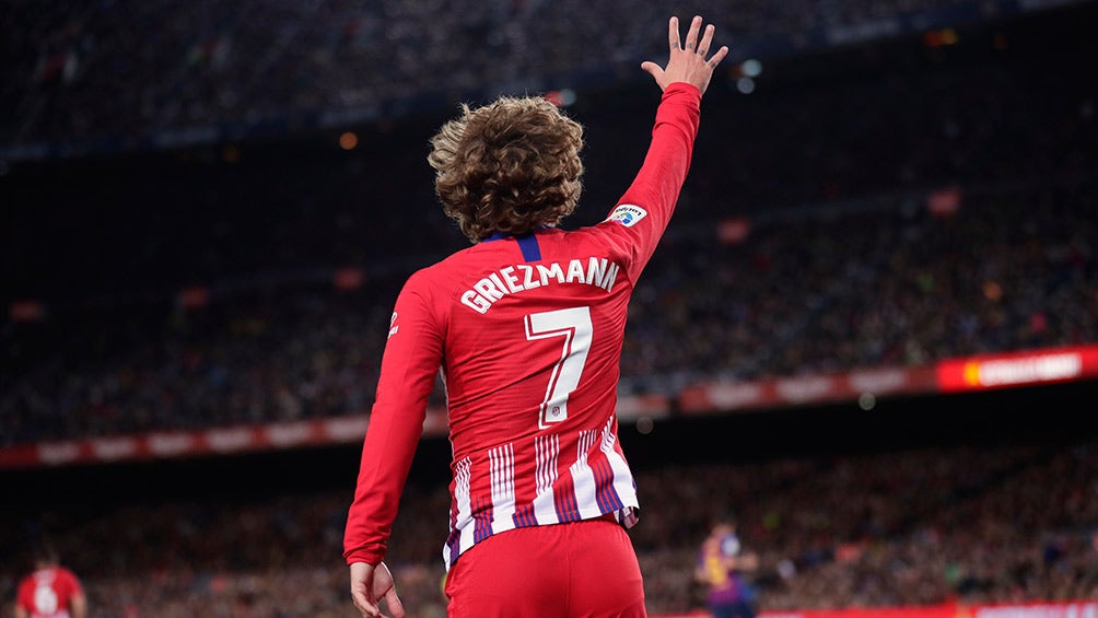 Griezmann saluda a la tribuna del Camp Nou 