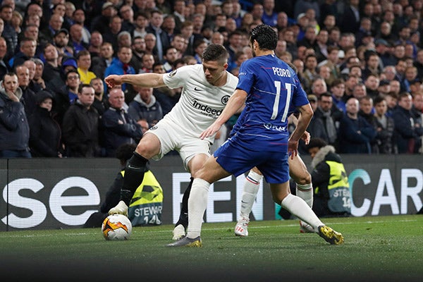 Luka Jovic controla el balón en juego contra Chelsea