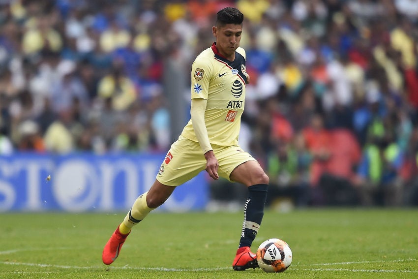 Álvarez intenta sacar disparo en partido de la Liga MX 