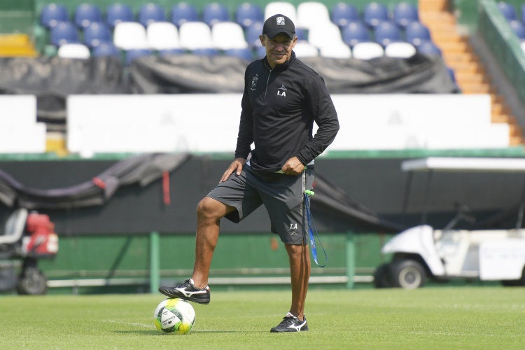 Ignacio Ambriz, durante un entrenamiento con León